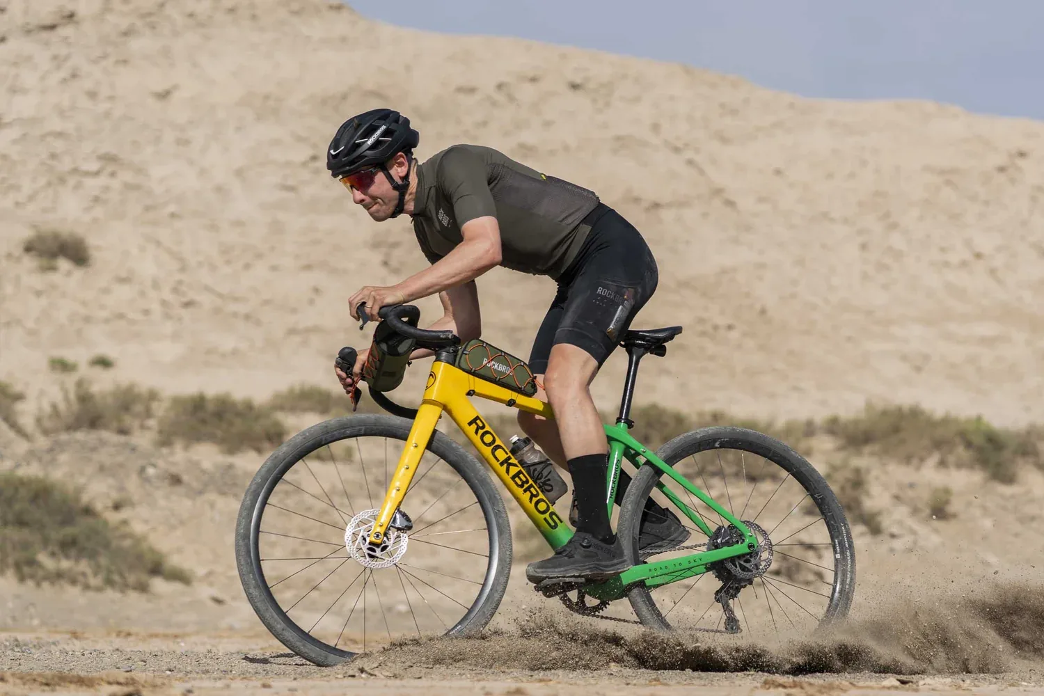 Ciclista Rockbros en bicicleta gravel