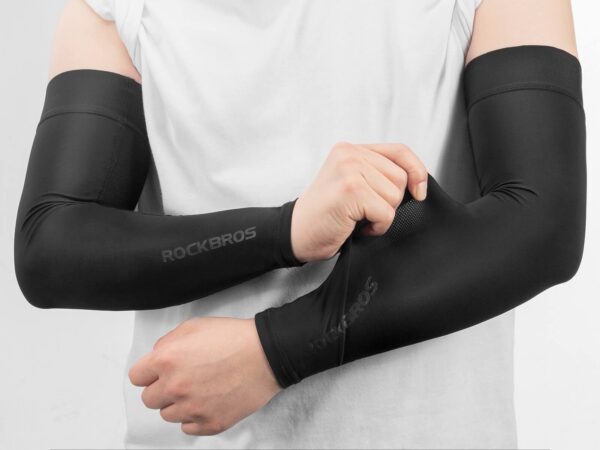 Mangas XT-001 con protección UV Rockbros negras - puestas en los brazos