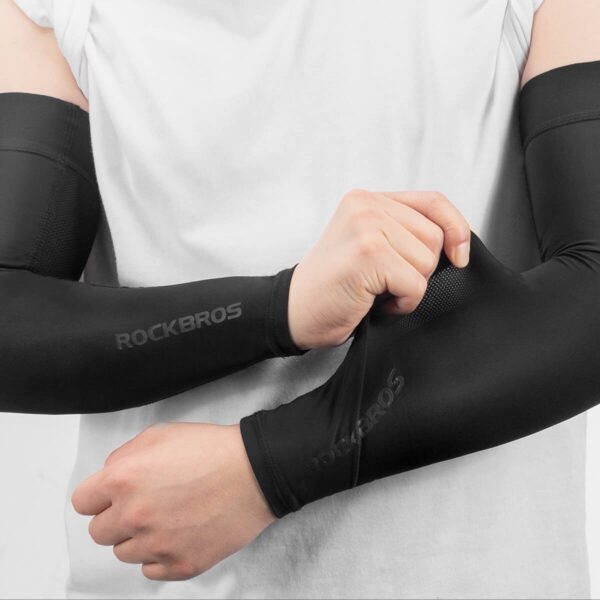Mangas XT-001 con protección UV Rockbros negras - puestas en los brazos