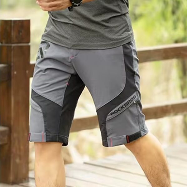 Short de ciclismo Rockbros YPK020 en color gris, vista lateral en exteriores