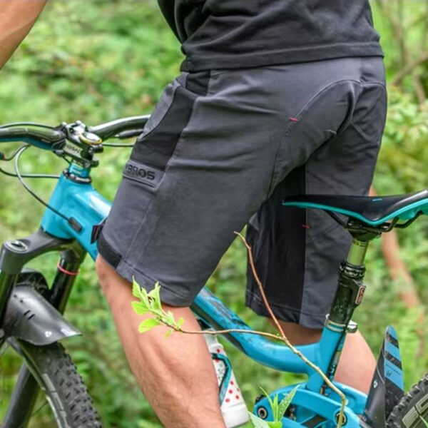 Ciclista sobre una bicicleta MTB con el short de ciclismo Rockbros YPK020 gris