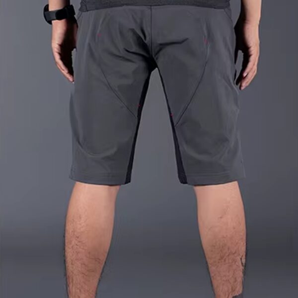 Short de ciclismo Rockbros YPK020 gris visto de espaldas en modelo