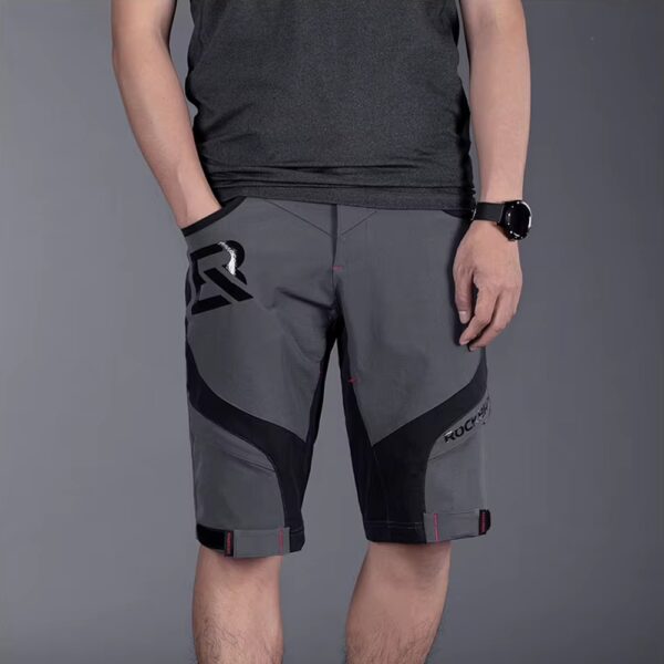 Short de ciclismo Rockbros YPK020 gris de frente en modelo, con el emblema R del bolsillo delantero