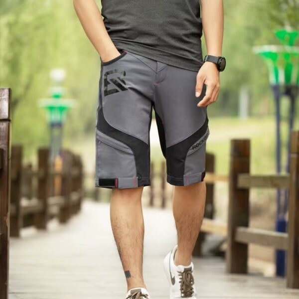 Ciclista caminando con el short de ciclismo Rockbros YPK020 gris al aire libre