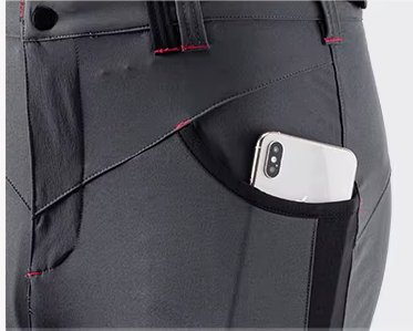 Celular guardado en el bolsillo delantero del short Rockbros YPK020