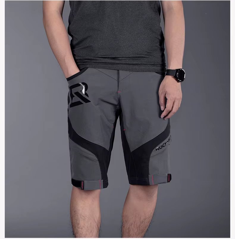 Modelo con el short de ciclismo Rockbros YPK020 y la mano en el bolsillo
