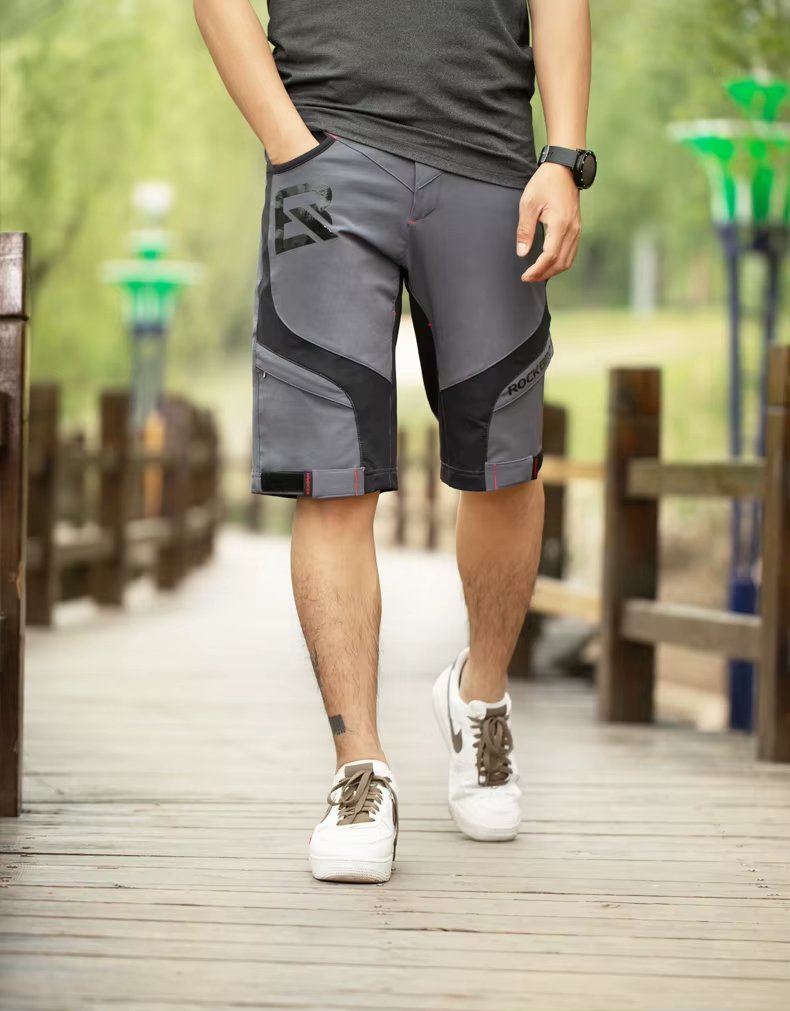 Ciclista caminando con el short de ciclismo Rockbros YPK020 puesto