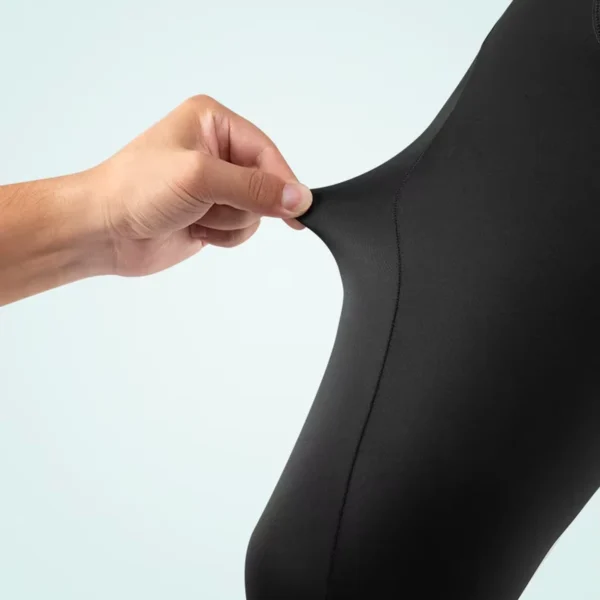 Una mano estira la tela del culotte Rockbros RK2004 para mostrar la elasticidad del spandex
