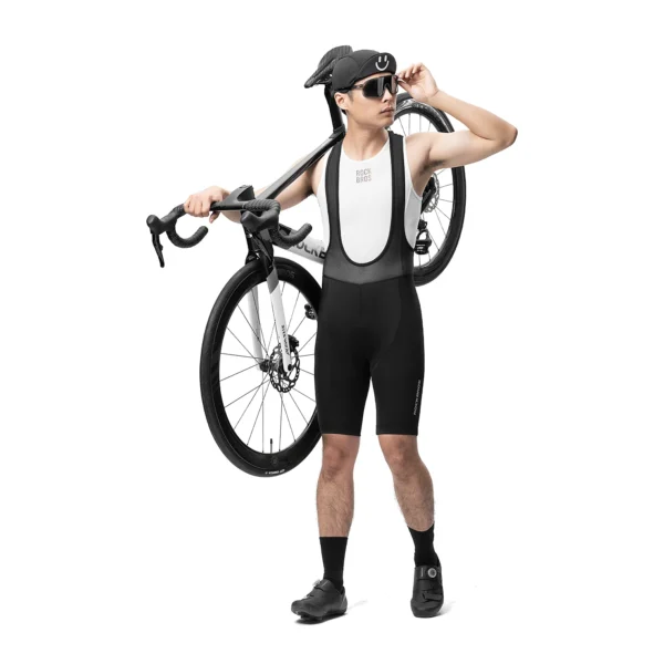 Ciclista con el culotte con tirantes Rockbros RK2002 cargando la bicicleta al hombro