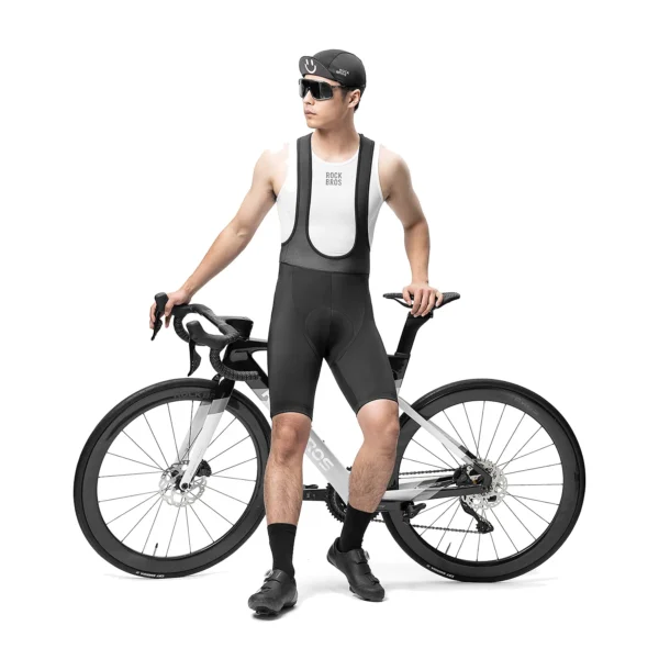 Ciclista con el culotte con tirantes Rockbros RK2002 junto a una bicicleta de ruta