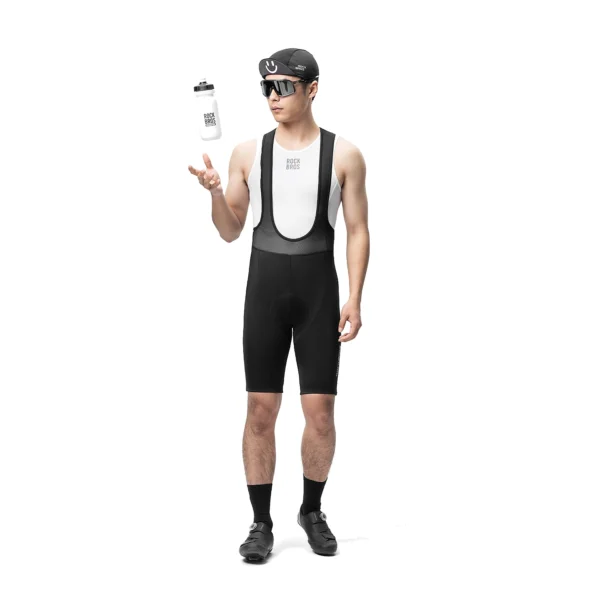 Ciclista con el culotte con tirantes Rockbros RK2002 y un bidon Rockbros