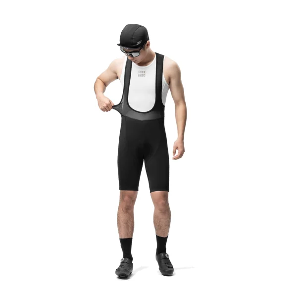 Ciclista acomodandose el tirante de malla del culotte Rockbros RK2002