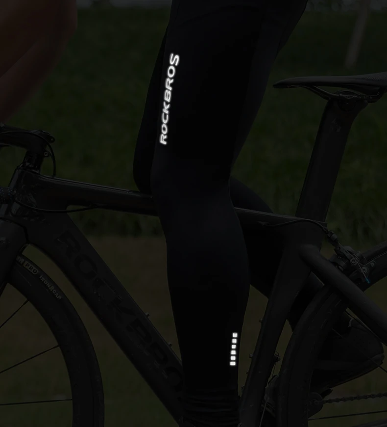 Logo y marcas reflectivas del culotte Rockbros RK2004 encendidas de noche