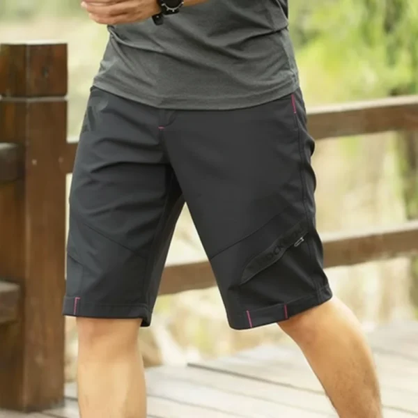 Short MTB para hombre Rockbros YPK020 negro en uso, vista lateral en exteriores
