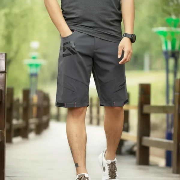 Ciclista caminando con el short MTB para hombre Rockbros YPK020 negro al aire libre