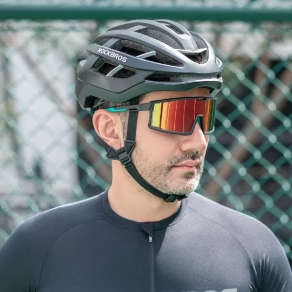 Ciclista con casco y lentes polarizados Rockbros SP252