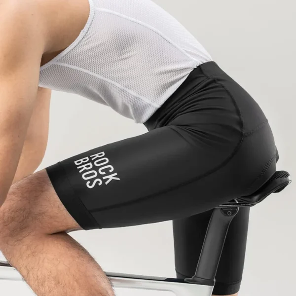 Ciclista pedaleando con culotte Rockbros negro, vista lateral del muslo con logo ROCK BROS