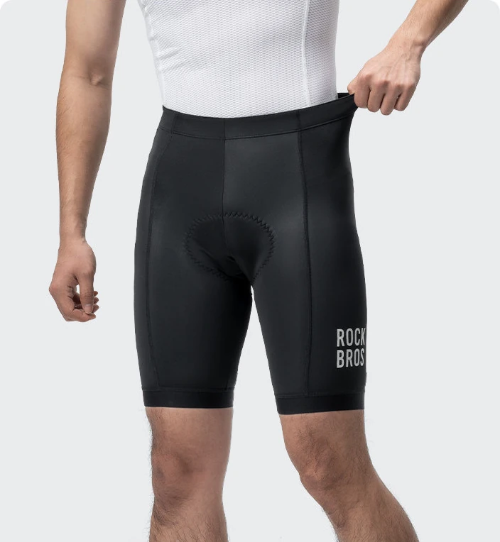 Mano estirando la pretina elástica del culotte Rockbros YDDK001 negro