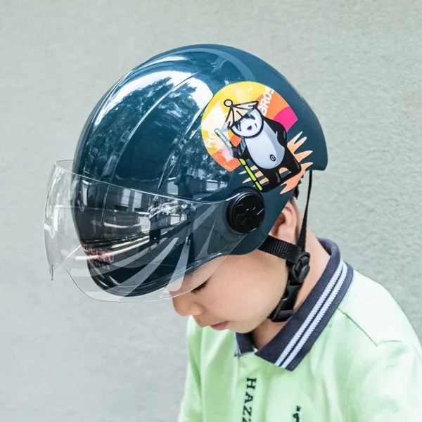 Niño con el casco de ciclismo azul con visera Rockbros