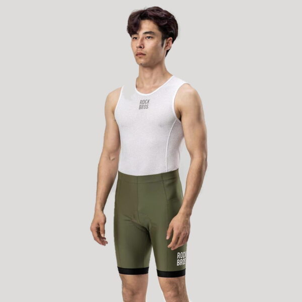 Culotte de ciclismo Rockbros verde oliva, vista frontal en modelo