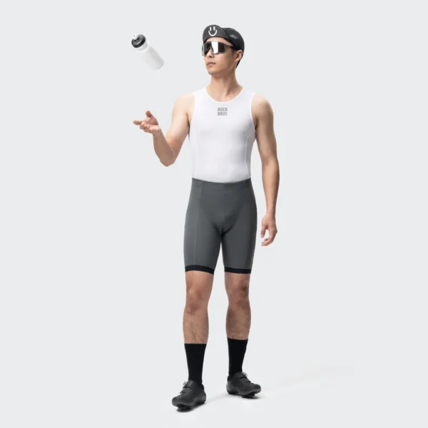 Modelo de cuerpo entero con culotte de ciclismo Rockbros gris y camiseta interior blanca