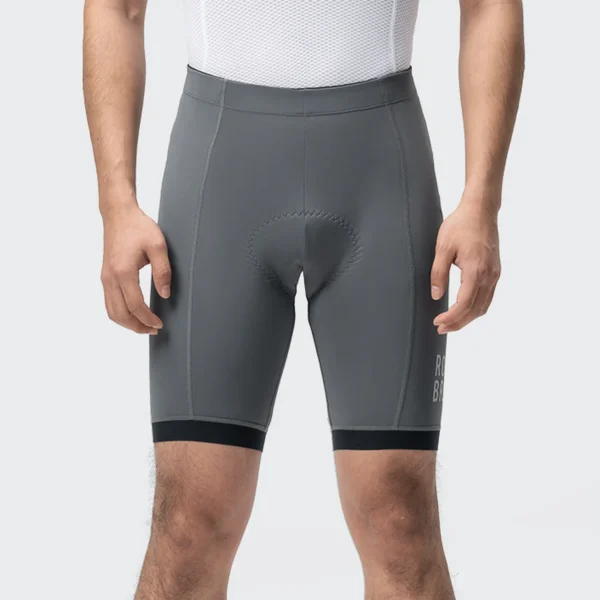 Culotte de ciclismo Rockbros gris visto de frente en modelo, con la badana y el ribete negro del ruedo