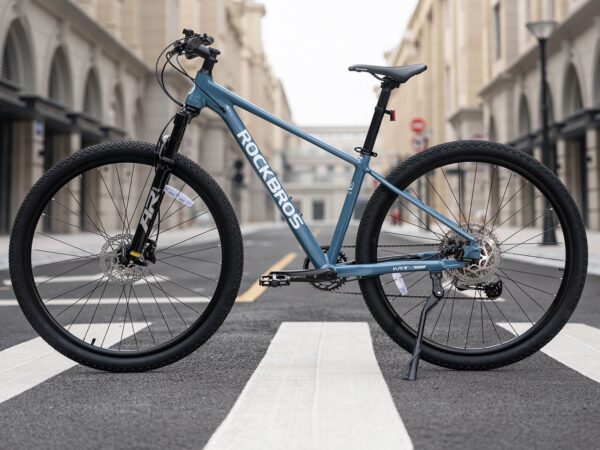 Bicicleta MT400 Aro 29 Azul ROCKBROS - vista tres cuartos en la calle