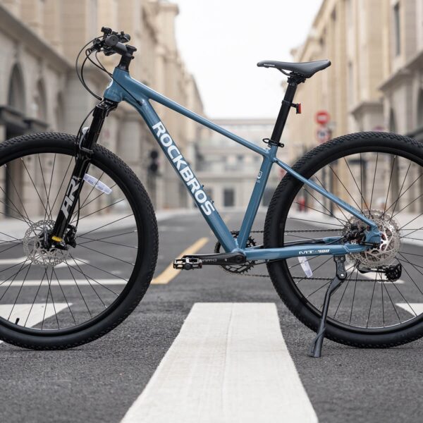 Bicicleta MT400 Aro 29 Azul ROCKBROS - vista tres cuartos en la calle