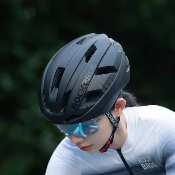Casco de ciclismo Rockbros 4600 negro en uso