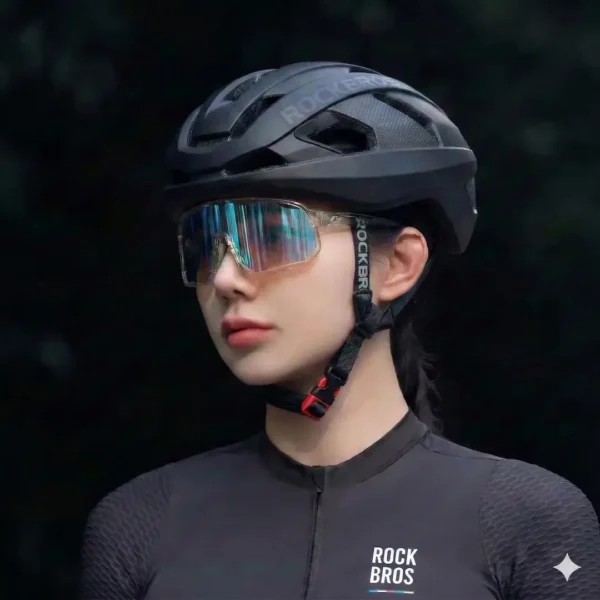 Ciclista con casco Rockbros 4600 negro y lentes