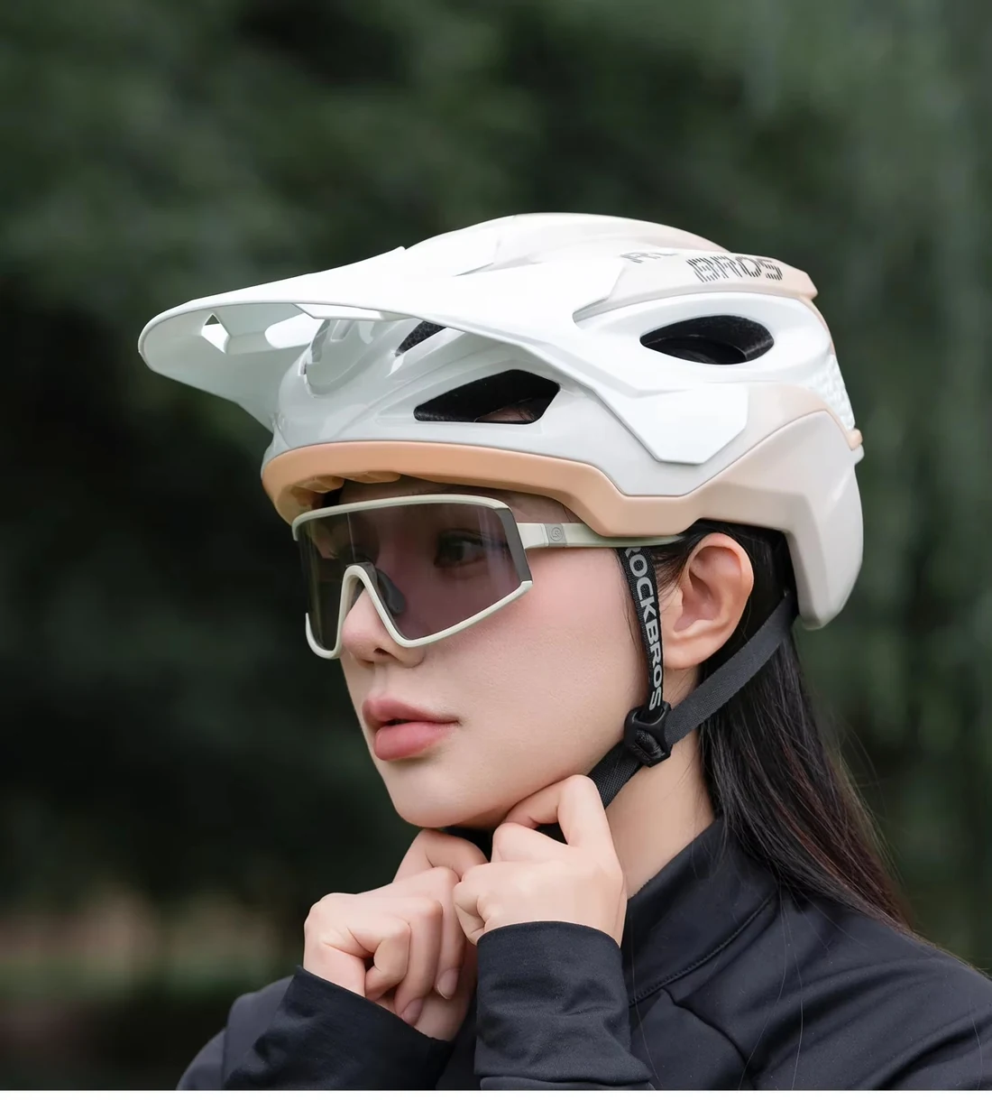 Ciclista con el casco Rockbros 5200 blanco visto de perfil