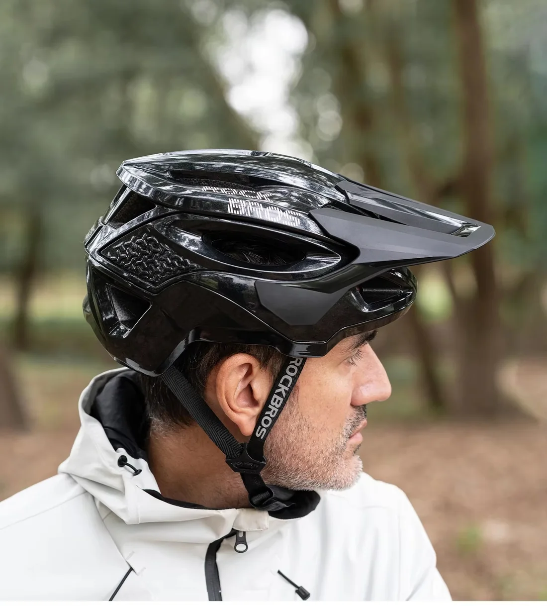 Ciclista con el casco Rockbros 5200 negro en un sendero de bosque