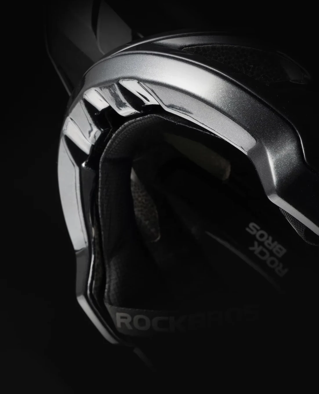 Canto de policarbonato del casco Rockbros 5200 que cubre el EPS