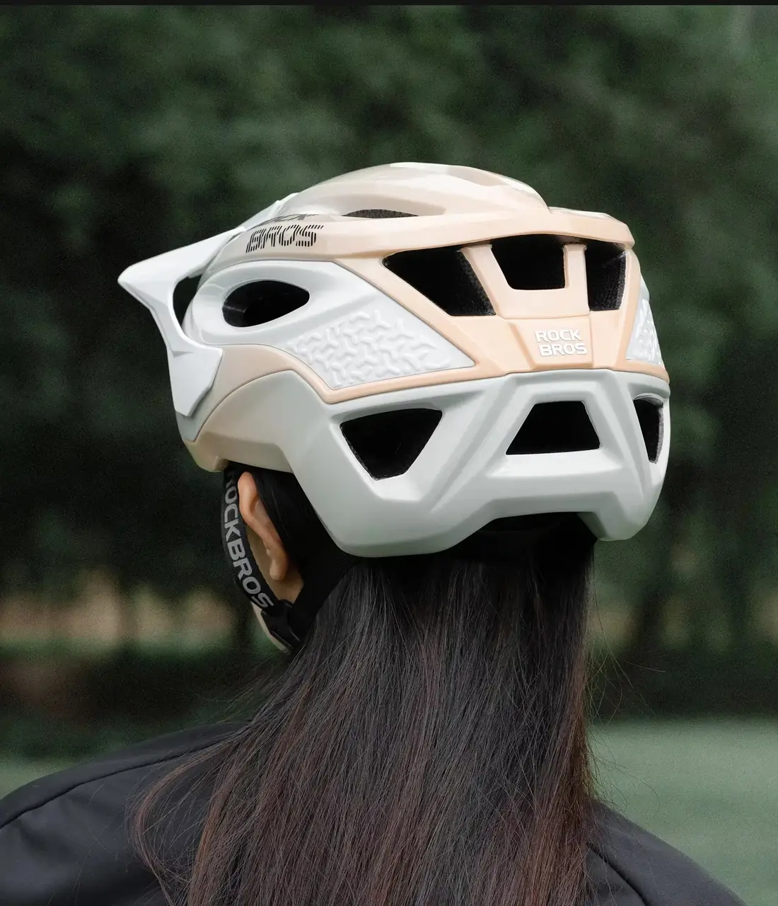 Vista trasera del casco Rockbros 5200 cubriendo la nuca
