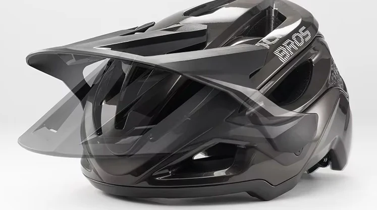 Casco Rockbros 5200 con la visera en tres ángulos de regulación