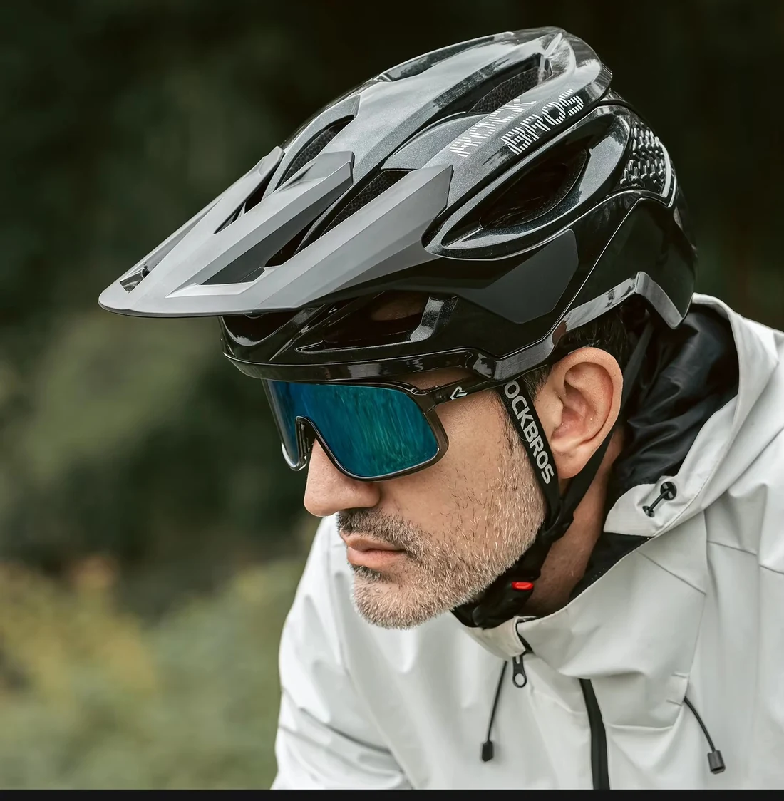 Visera ancha del casco Rockbros 5200 levantada sobre los lentes