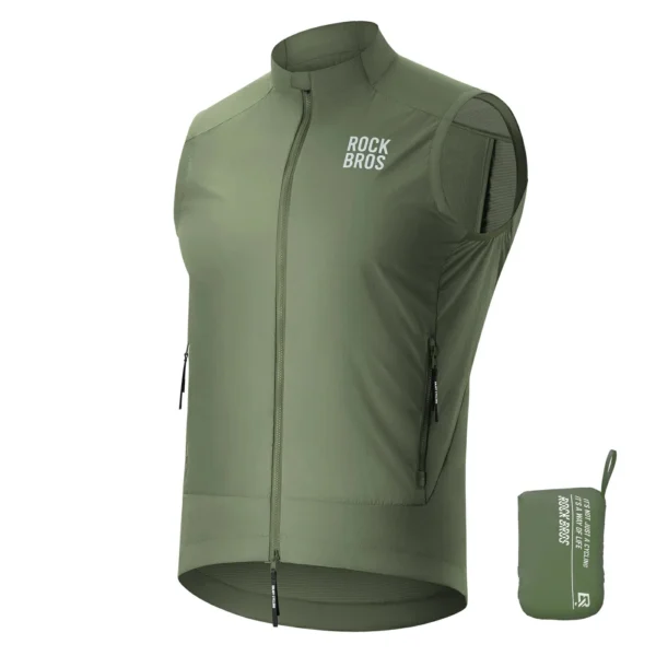 Chaleco cortaviento Rockbros BL3700 verde oliva junto a su bolsa para guardarlo plegado