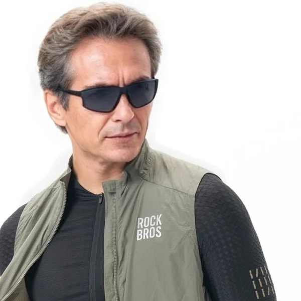 Ciclista con el chaleco cortaviento Rockbros BL3700 verde oliva puesto