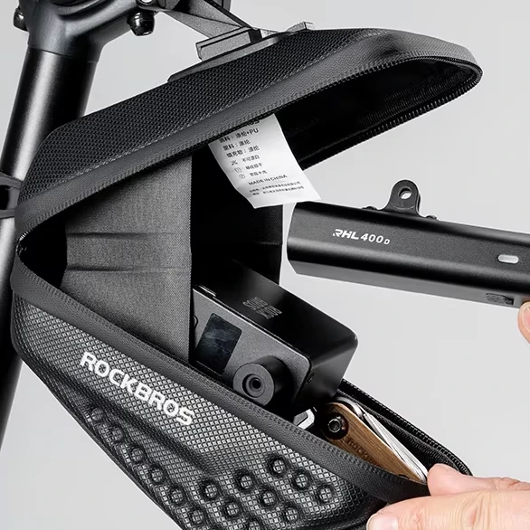 Bolso de sillín Rockbros C59 abierto en la bici: su boca ancha deja meter una luz delantera