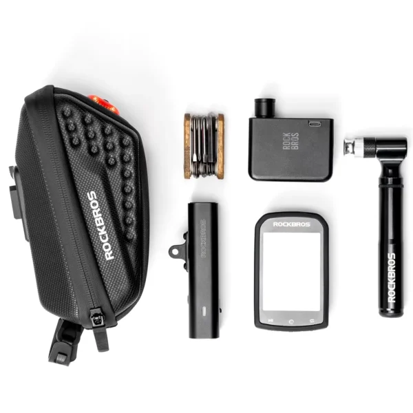 Bolso de sillín rígido Rockbros C59 de 0.45 L junto a una multiherramienta, un inflador y una luz