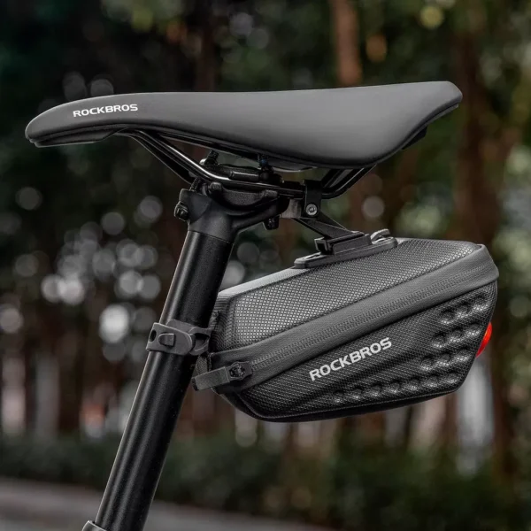 Bolso de sillín rígido Rockbros C59 instalado debajo del sillín