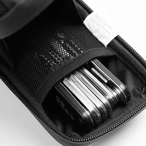 Interior del bolso de sillín Rockbros C59, con bolsillo de malla y una multiherramienta