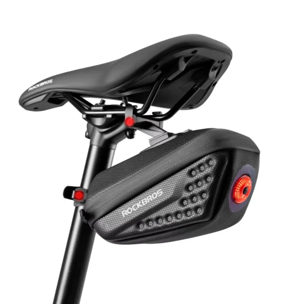 Bolso de sillín rígido Rockbros C59 montado en la bici, con la luz trasera encendida
