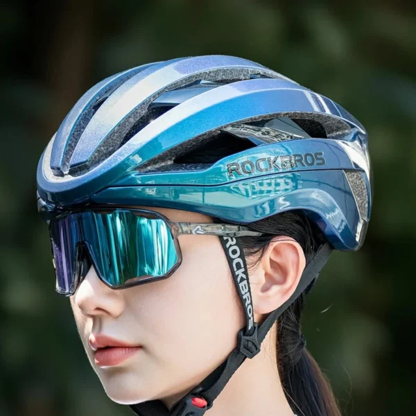 Ciclista con el casco Rockbros TS5100 azul tornasolado