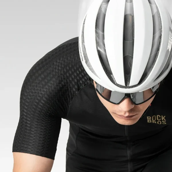 Ciclista con el casco Rockbros TS5100 blanco