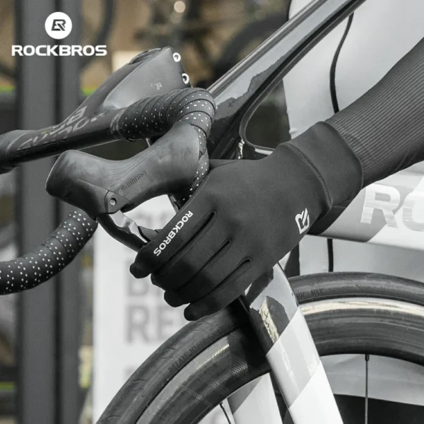 Guantes Rockbros CG6500 sobre la maneta de freno