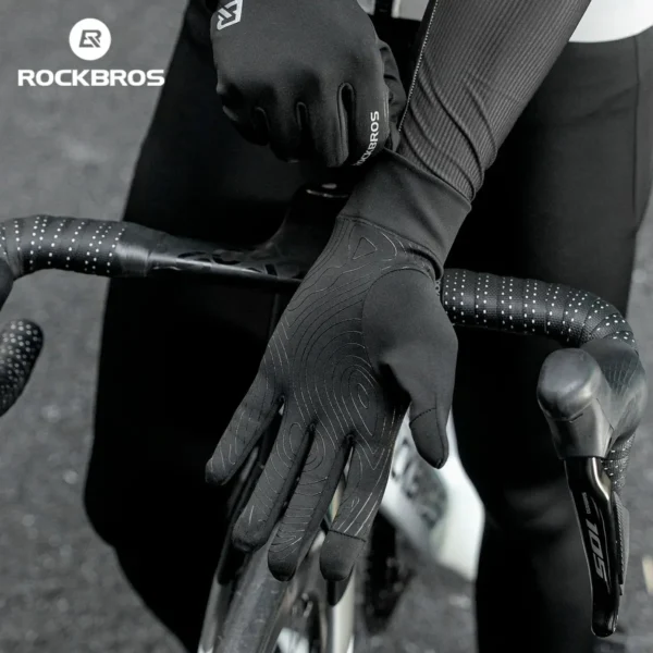 Guantes Rockbros CG6500 en el manubrio de una bicicleta de ruta