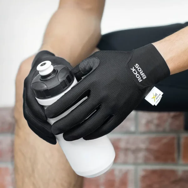 Guantes de ciclismo dedo completo Rockbros negros – puestos, sujetando un tomatodo