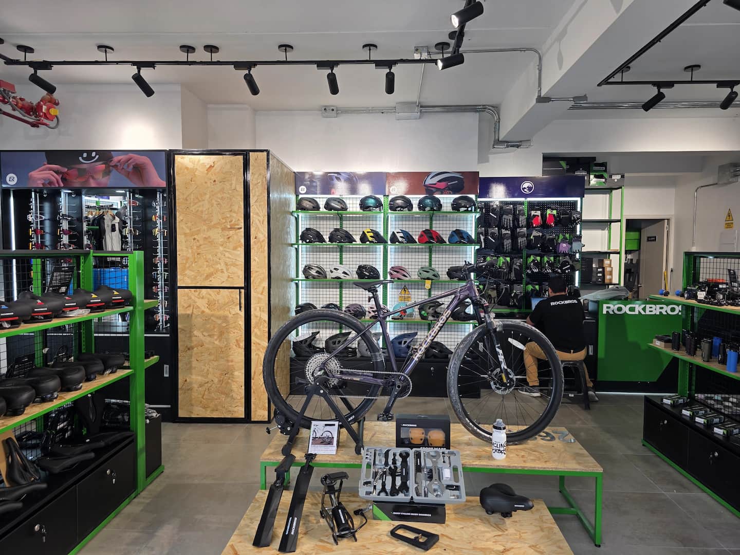 Interior de la tienda Rockbros Lince con bicicletas y accesorios
