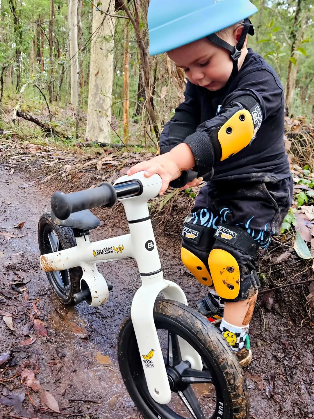 Niño montando la bicicleta de balance Rockbros FGD-P2B al aire libre